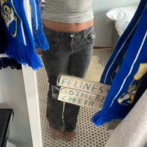 Young gina tricot jeans  - Säljer ett par svarta jeans med utsvängda ben och snygga bakfickor med lock och knapp. Jeansen har klassisk femficksdesign, mid waist och är i mjukt denimtyg. Perfekta för dig som gillar en enkel men stilren look.