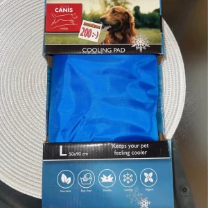 Cooling Pad för hundar - Håll din hund sval i sommar med denna Cooling Pad från Active Canis! Perfekt för varma dagar, enkel att rengöra och slitstark. Storlek L (50x90 cm) – passar de flesta hundar. Snygg blå design och hygienisk för ditt husdjur.