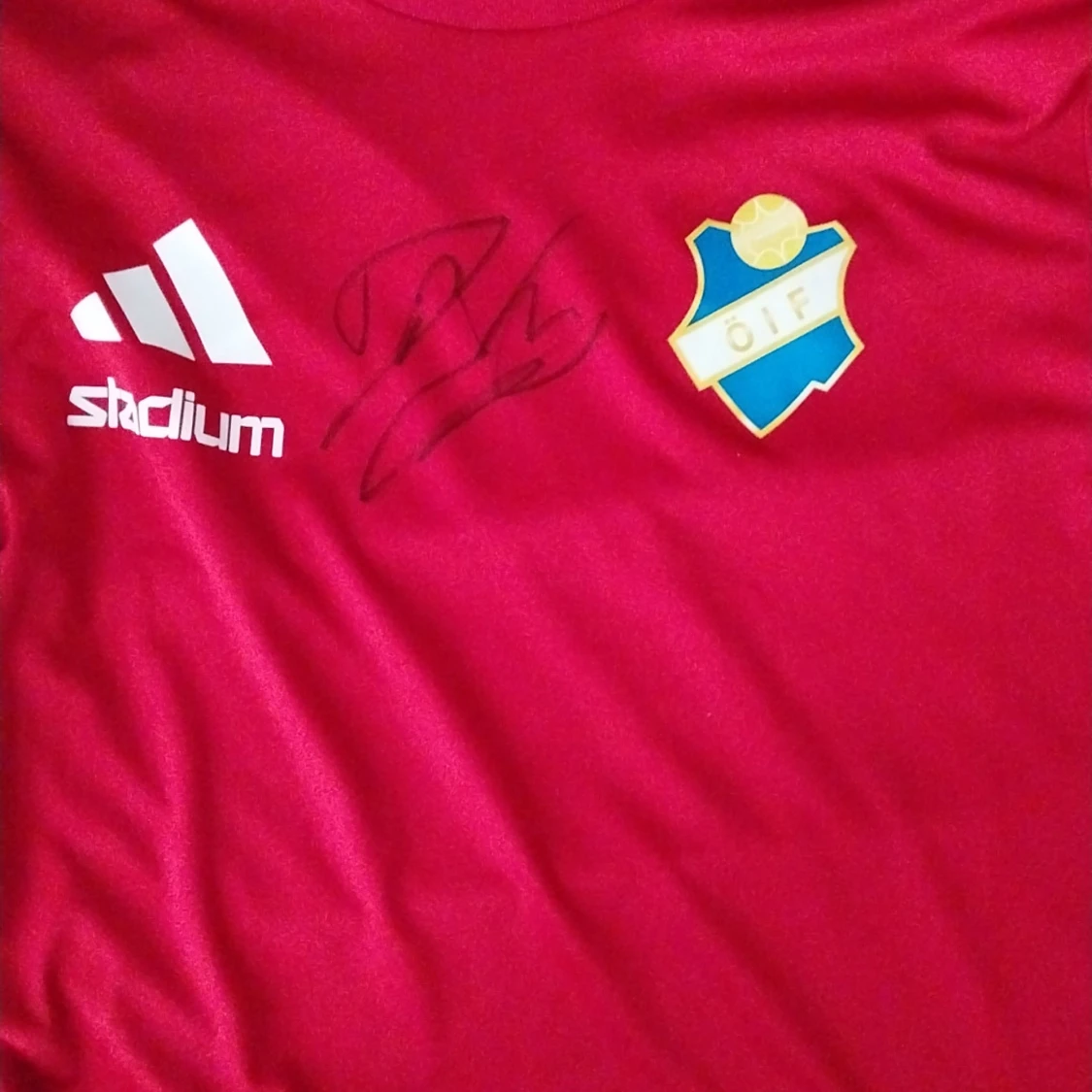 Signerad Röd ÖIF fotbollströja och en signerad MFF vattenflaska av taha Ali. Läs beskrivning  - 1