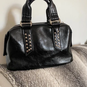 Handväska - Mini handväska från Stradvarius, använt ett få tal gånger. Väskans mått: ca 13x17 cm