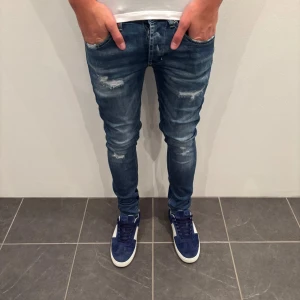 Dondup Jeans George  - Dondup Jeans George! Trendigaste jeansen på marknaden.  Skick= 9/10 Ny pris= 4000 kr Säljs för= 800 kr (Modellen har original slitningar från fabrik vilket är väldigt eftertraktat och populärt)