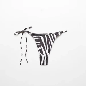 Zebramönstrad bikiniunderdel med knyte - Snygg bikiniunderdel med zebramönster i svart och vitt från Mango Outlet. Säljer då den ej hann komma i tid och gick ej att skicka tillbaka. Aldrig använd och inte prövad. Storlek S