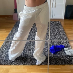 Vita byxor från monki - Superfina byxor från monki, nyskick 