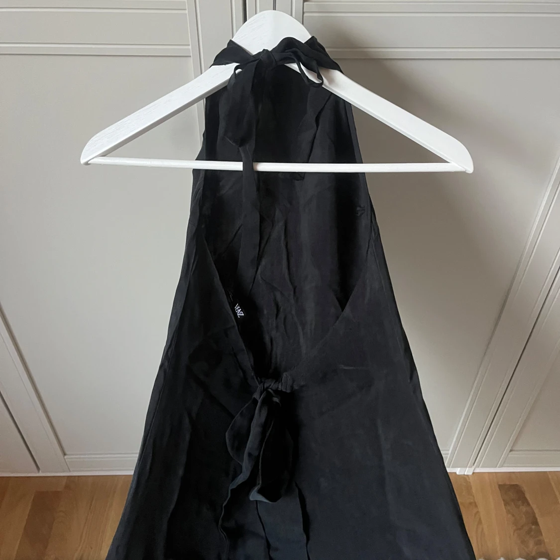 Grå/Svart klänning med knyt bak - 1