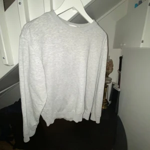 Grå sweatshirt från Weekday - Enkel och stilren grå sweatshirt från Weekday i storlek M. 