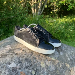 Lanvins - Säljer mina svarta lanvins i storlek 43 ungefär, dustbag medföljer såklart😊 nypris cirka 5500kr, mitt pris 2399kr🔥sulorna är rengjorde och har applicerats en kräm som gör de vitare