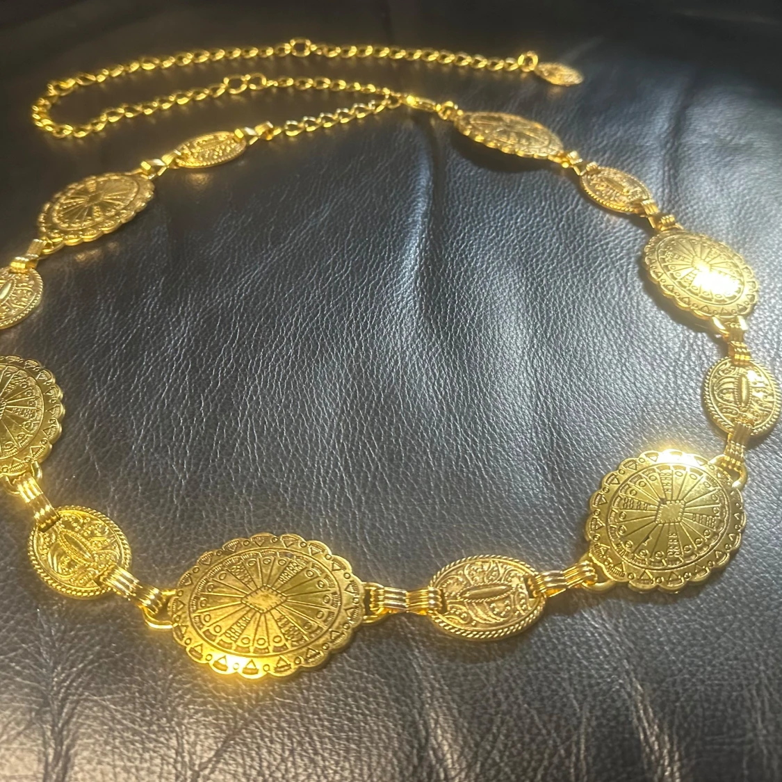 Westerninspirerat guldfärgat bälte med medaljongdetaljer – boho & retro - 2