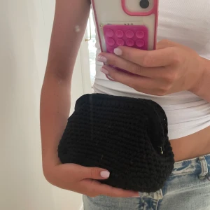 Clutch bag  - Svart clutch bag som vi noggrant tillverkat själva! Priset går att diskutera, om ni har några frågor svarar vi!🩷
