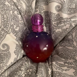 Britney Spears Electric Fantasy - Säljer en oanvänd 100ml britney spears parfym. Den luktar väldigt likt valentino donna born in roma! Superfin trevlig doft!🤍