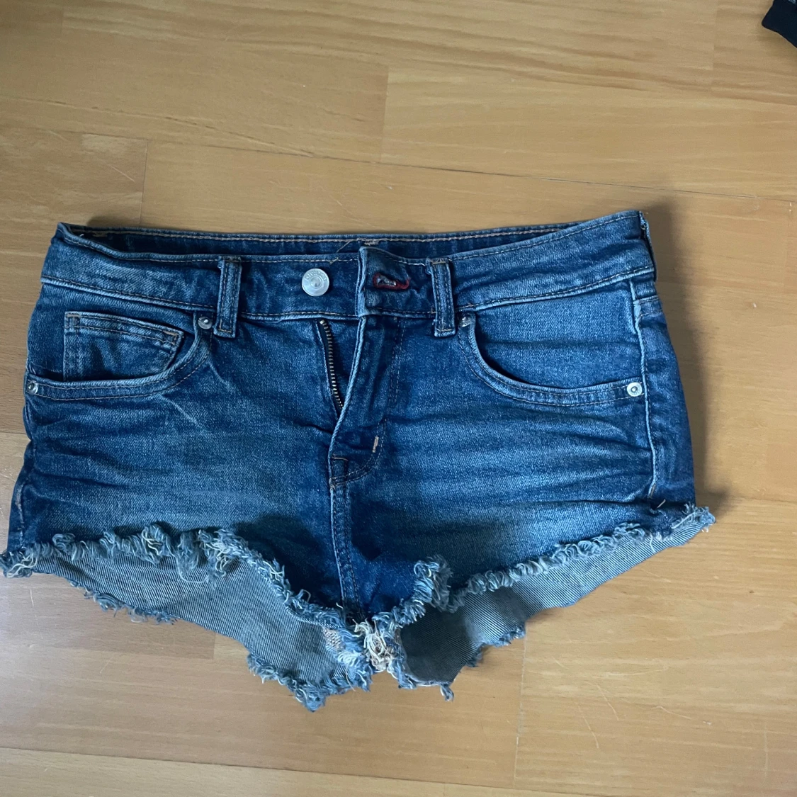 Blå jeansshorts med fransig kant - 1