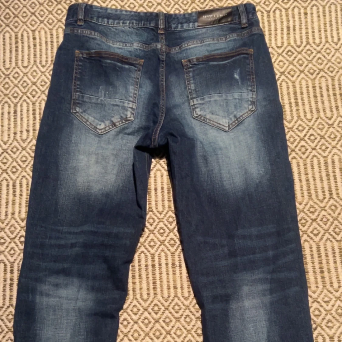 Blå slitna jeans med hål från supply and demand  - 1