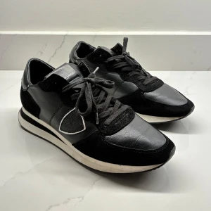 Phillipe Model Trainers - Phillipe Model Trainers | Skick 8/10 | Färgen svart och vit | Storlek 40 | Ingen box | Nypris 3500kr | Hör av er för mer information/bilder!