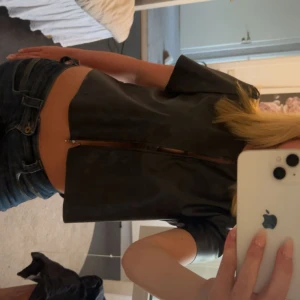 Skinntopp  - Säljer min svarta skinn topp, använd fåtal gånger o vill gärna att den ska komma till mer användning hos någon annan än mig 💗