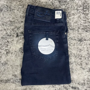 Jacob Cohens (HELT NYA) - Jacob Cohen jeans!! | Säljer dem här supersnygga  Cohen jeansen 💫 | Jeansen  är i W32 | Jeansen är 10/10 skick och i modellen 622 (även kallad Nick), dem är även i comfort vilket innebär att de är i ett riktigt skönt material | dock så följer inte den lilla duken med🌟| Sitter lite stort på mig eftersom jag brukar ha w30/31 |Nypris - Runt 5500 sek | Pris kan diskuteras vid snabb affär!! 💸 | För flera bilder eller frågor så är det bara att kontakta mig, skriv gärna till mig innan ni köper!! 📩