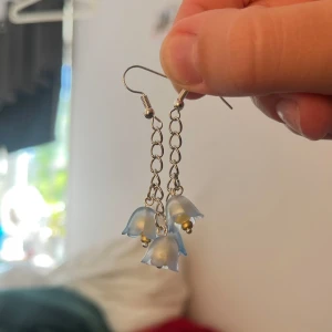 Blå blommiga örhängen handgjorda  - Jag gör egna smycken. Supersöta handgjorda örhängen med blå blommor i glas och silverfärgade. Perfekta för dig som vill ha en unik och lekfull accessoar till din stil. 