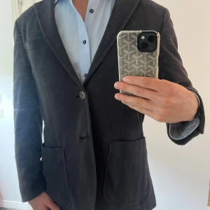 Massimo Dutti kavaj - Säljer en stilren kavaj från Massimo Dutti. Hyfsat fint skick med en lite fläck, utöver det så är denna kavajen ett riktigt ”kap” för priset.