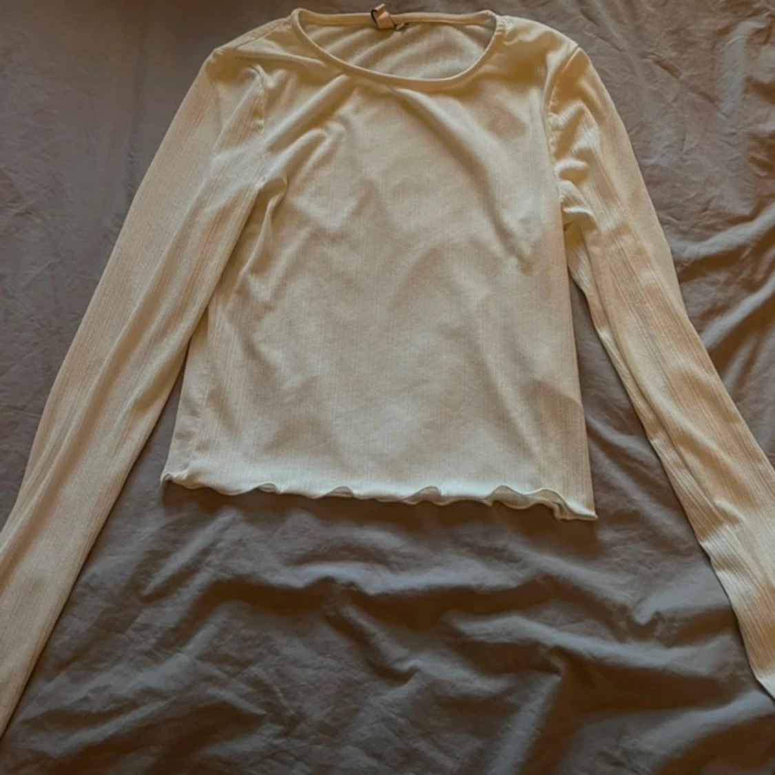 Ljusribbad långärmad topp