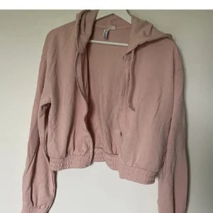 Rosa och lila zip hoodie 🩷💜 - Rosa - från hm, storlek S. Lila - från lager 157 storlek M. Nästan sldirg använda. (Den sista bilden är på den lila fast den inte ser lila ut 