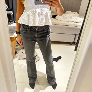 Jeans - Mörkgråa jeans från junkyard med låg midja! Har ej använt dem 🩶💕