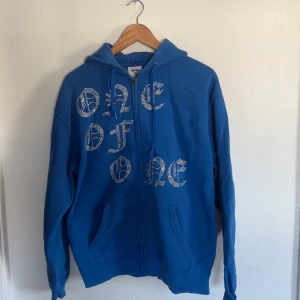 Blå hoodie One of One med strass - Blå hoodie från One of One i storlek medium. Saknas några pärlor. Säljer då den inte kommer till användning längre. Priset ej hugget i Sten.