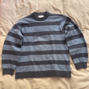 Randig blå och grå stickad tröja Vaillent - Säljer en stickad tröja från Vaillent i storlek S. Lite mer åt medium hållet