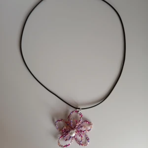 Halsband blomma handgjort  - Handgjort halsband skapat med pärlor i rosa nyanser, kedjan är justerbara aldrig använd.