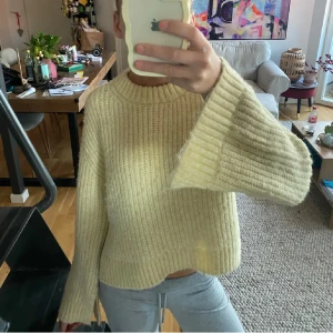 Gul stickad oversized tröja - Säljer min jättefina gul stickade tröja. Jätte fin gul färg. Bra skick, lite nopprig men inget som märks. Storken xs/s. 
