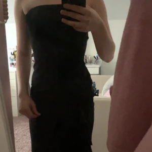 svart snygg klänning - har bara prövat men aldrig haft på mig, bra stick och storlek xs. Har du några funderingar? tveka ibte att fråga💞