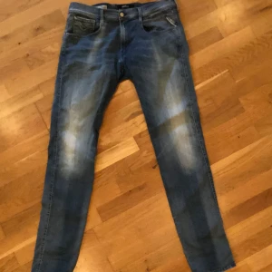 Replay jeans anbass  - Snygga ljus blåa Replay anbass i 9/10 skick knappt andvända storlek 34/36 jag är 185cm.  Kan sänka priset vid snabb affär!!