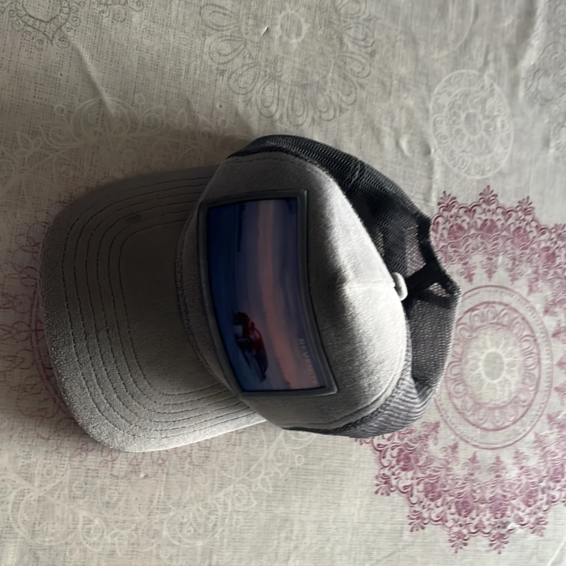 Grå keps från Revenite med mesh