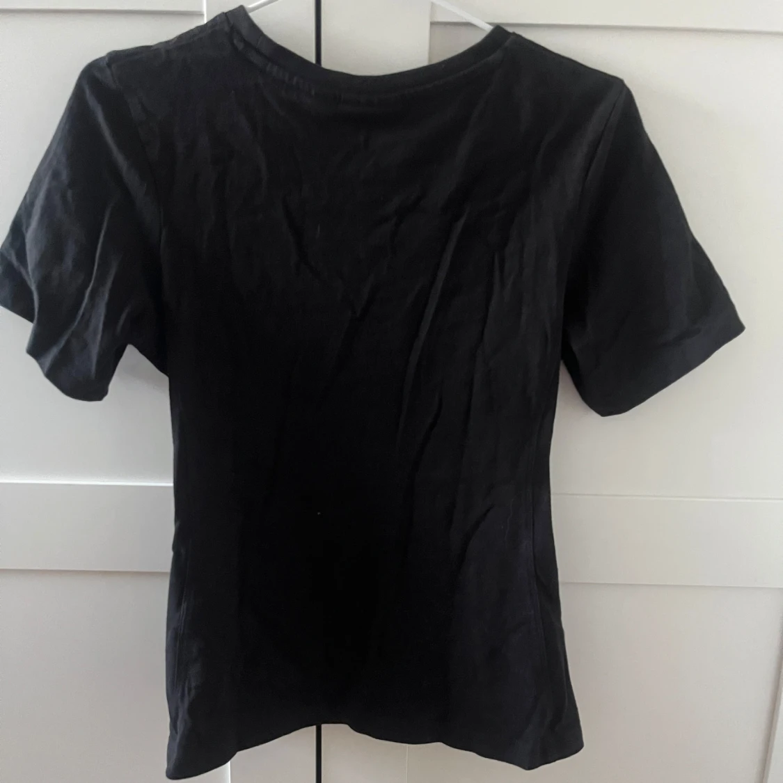 Svart utsvängd t-shirt från Kappahl - 3