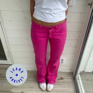 Rosa jeans  - Coola rosa jeans i storlek: S. De är i lite tunnare jeanstyg. Midjemått: 39x2 cm och innerbenslängd: 82 cm. 