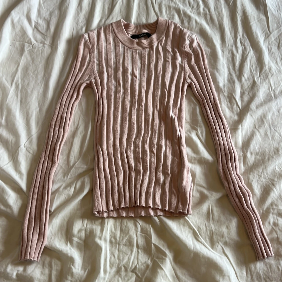 Rosa ribbad tröja från Bik Bok
