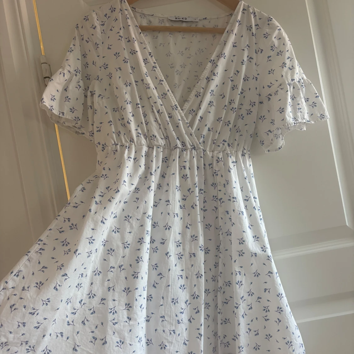 Vit blommig omlottklänning från NA-KD