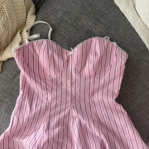 Rosa randig korsett från Zara - Supersöt rosa korsett med vita och röda ränder, formade kupor och liten rosett framtill. Storlek xs, slutsåld på zara