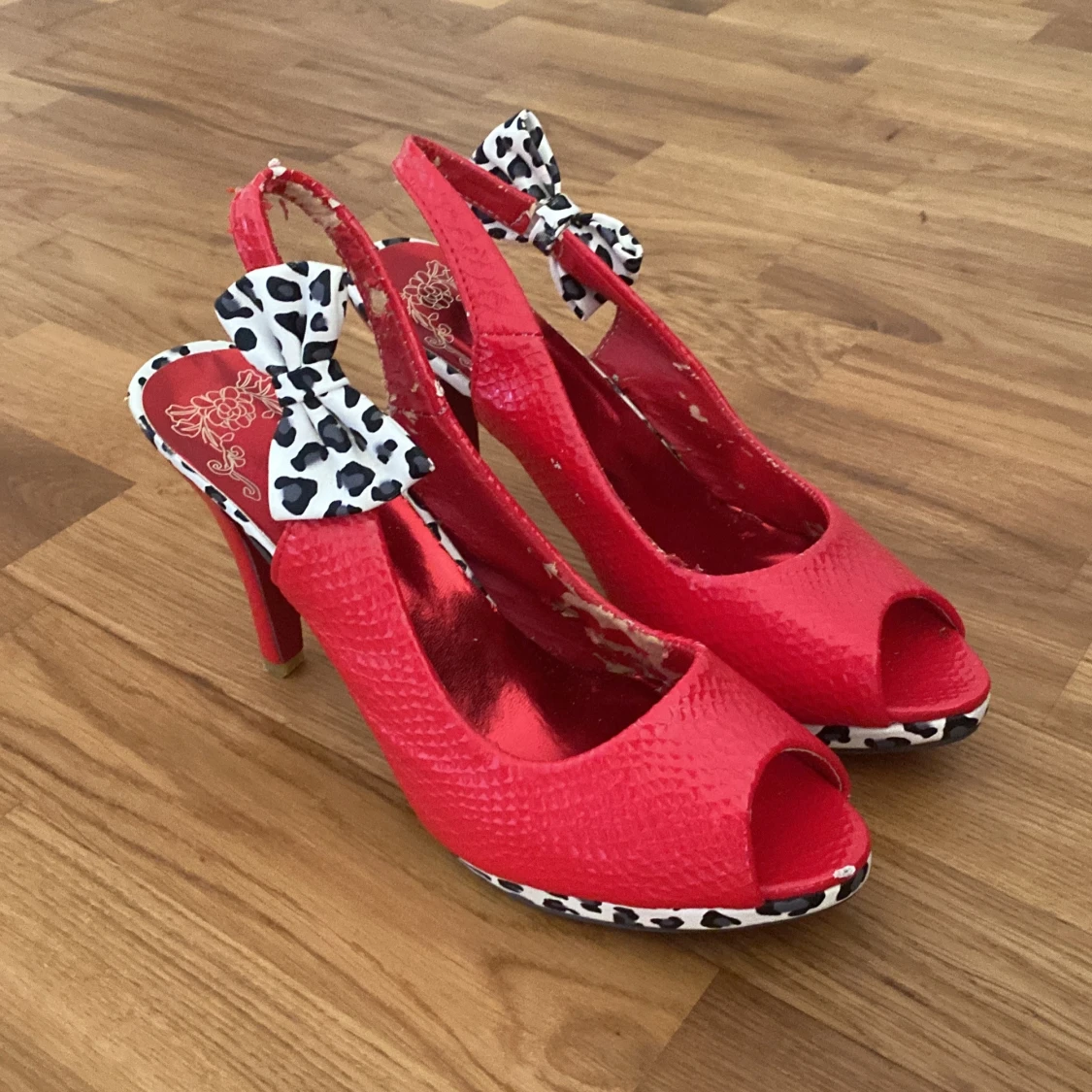 Röda klackar med leopardrosett