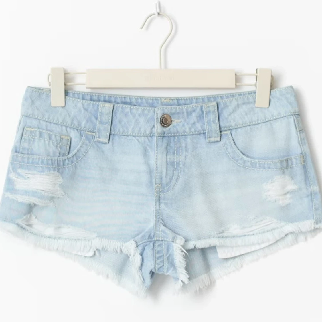 SLUTSÅLDA VIRALA Gina Tricot lågmidjade jeansshorts  - 1