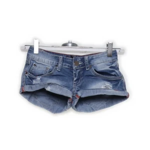 Lågmidjade jeanshorts - Säljer super snygga jeanshorts. Midjemått 62 runt hela. 