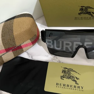 Burberry Solglasögon  - Säljer dessa sjukt snygga burberry solglasögon i färgen svart. Låda, kort och även en burberry påse följer med. Helt ny och oanvänd. Pris kan diskuteras vid snabbaffär💯