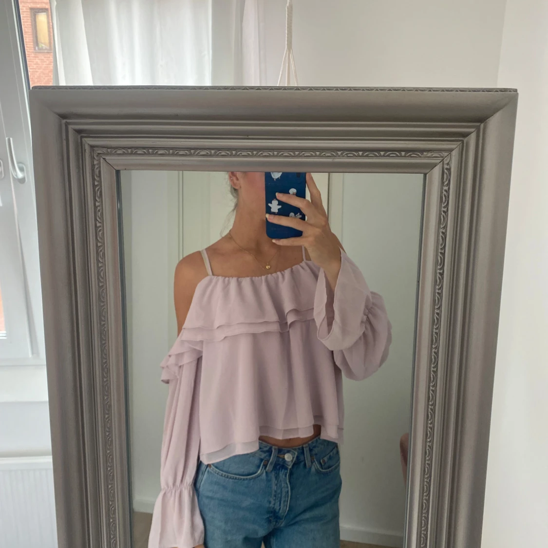 Ljuslila offshoulder blus med volang