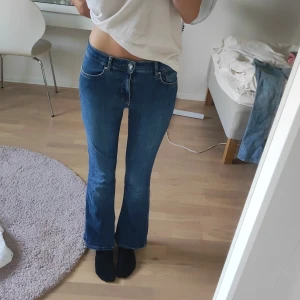 Low waist bootcut jeans - Low waist bootcut jeans i stolek 31. Säljet pågrund av att dom är för små och inte kommer till användning. Passqr stolek xs. Skriv om du har frågor. Pris kan  diskuteras. Köpte för ca 600 kr