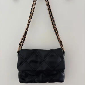 Axelremsväska från even & odd - Jag säljer denna fina väskan från even & odd! Den har använts ett par gånger och är i princip helt nytt skick. Jag köpte den från zalando oktober 2023  Jag säljer den för att jag har lite för många väskor💕