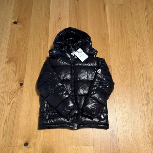 Moncler maya - Hej, säljer nu denna moncler maya i storlek S då den inte passar mig. Nfc fungerar. Aldrig använd. Hör av dig vid frågor. Pris kan diskuteras vid snabb affär 🤗
