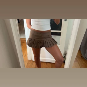 Volang kjol - Så fin volang kjol, som ny lapp medföljer. Inbyggda shorts 