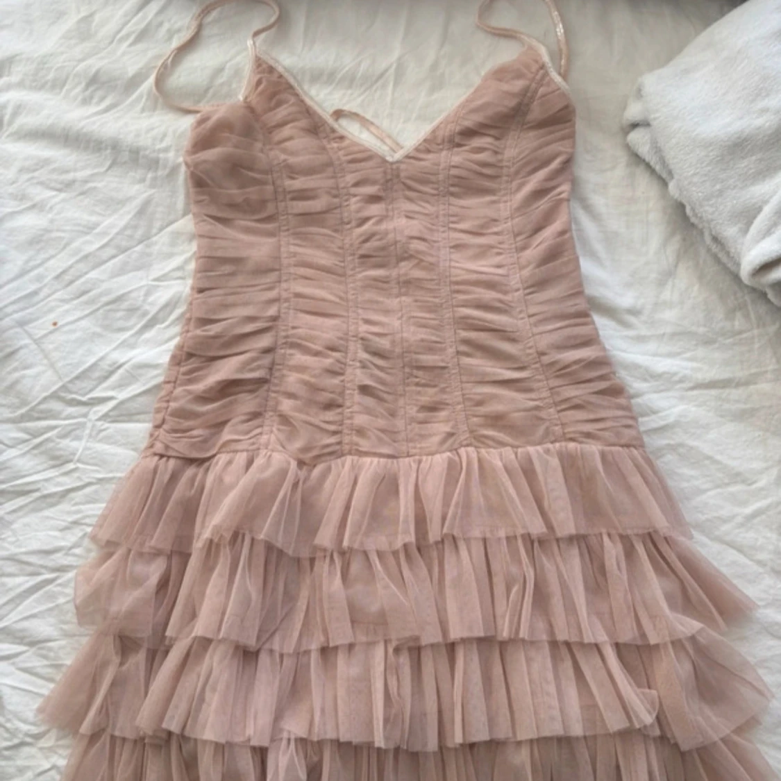 Champagnefärgad volangklänning - 1