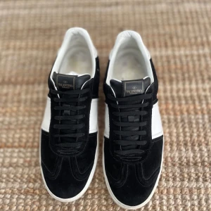 svarta flycrews  - säljer dessa sjukt snygga och eftertraktade flycrewsen i bra skick. Skorna är sparsamt använda. En rentvättning på skorna ingår vid köp. Priset är inte hugget i sten!