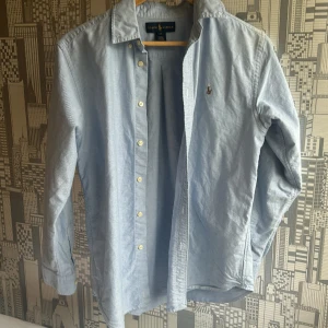 Ralph lauren skjorta  - Ljus blå Ralph lauren skjorta. Fint skick knappt andvänd.