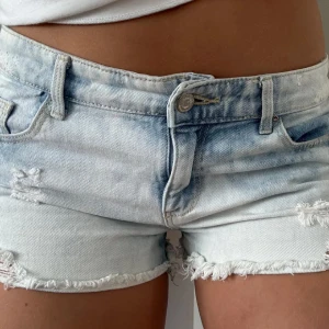 Lågmidjade jeanshorts ljusblåa lowrise - Sååå snygga! Midja rakt över ca 38 cm