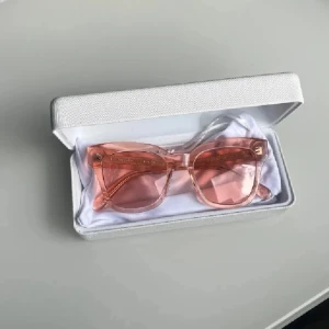 07 rosa Chimis - Snygga solglasögon från Chimi med rosa bågar och matchande rosa glas. De är i modell 07 och endast använda 1 gång. De kommer såklart med original fodral samt box. Nypris är 1200, hör av dig vid frågor😁