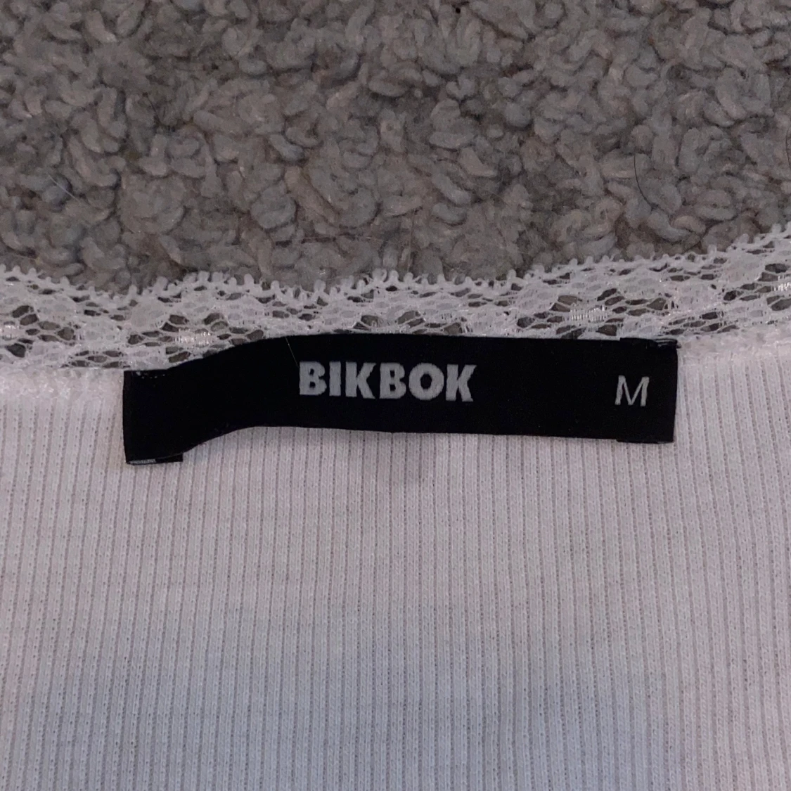 Coquette Vit långärmad topp med spets från BikBok - 2